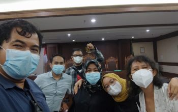Eks Jurnalis Kumparan, Nurul Nur Azizah (dua dari kanan) didampingi  AJI Jakarta dan kuasa hukum dari LBH Pers saat menghadiri sidang putusan  di PN Jakarta Pusat, Rabu 31 Maret 2021